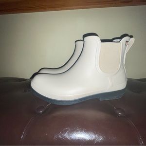 worn once i got them too big. super cute and warm.